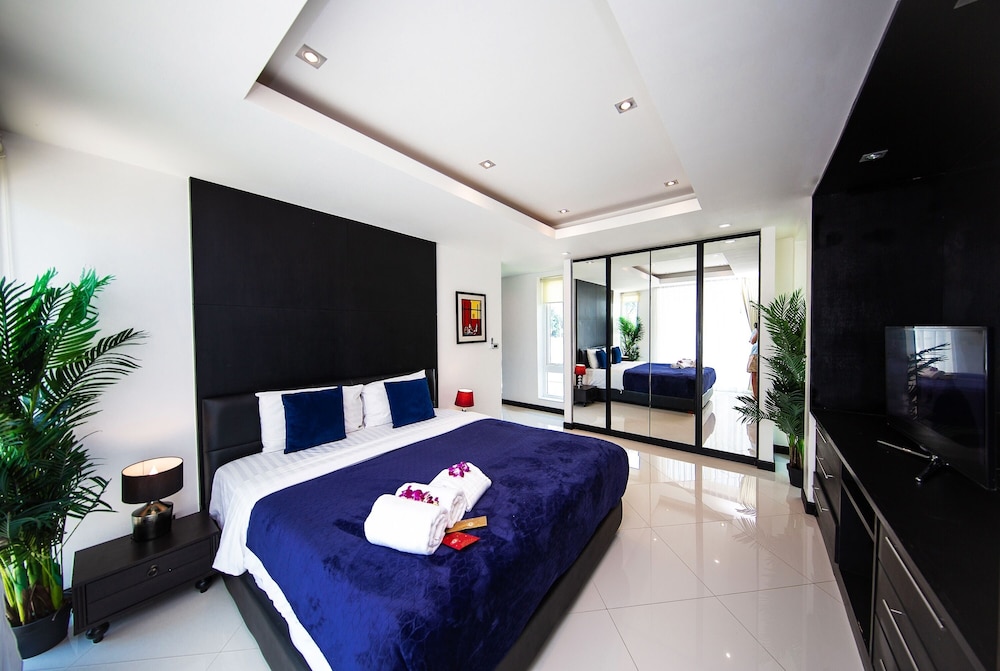 Four-Bedroom Villa with Private Pool and Spa Bath