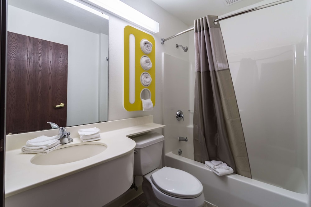 Deluxe Suite, 2 Queen Beds, Non Smoking, Refrigerator & Microwave - Photo 5