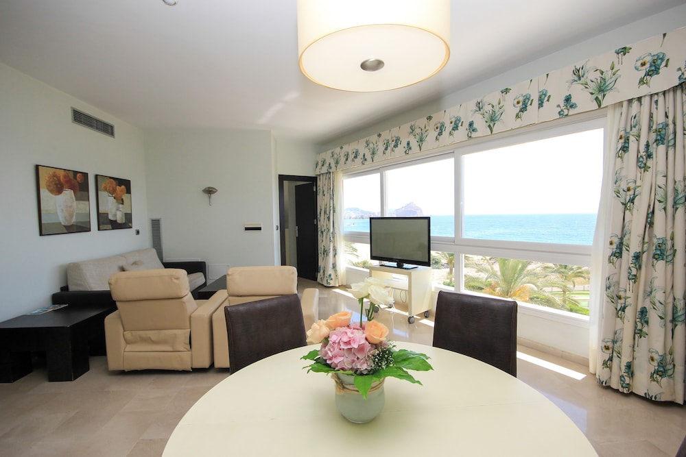 Suite, 2 Bedrooms - Photo 3