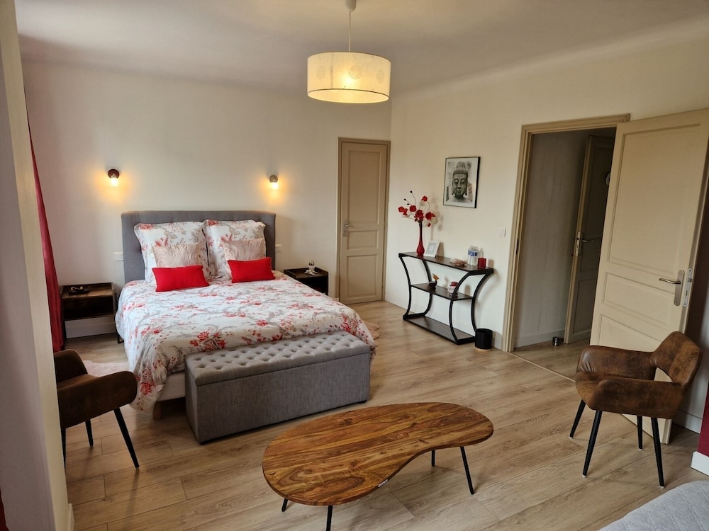 Comfort Room (Rouge Gorge)