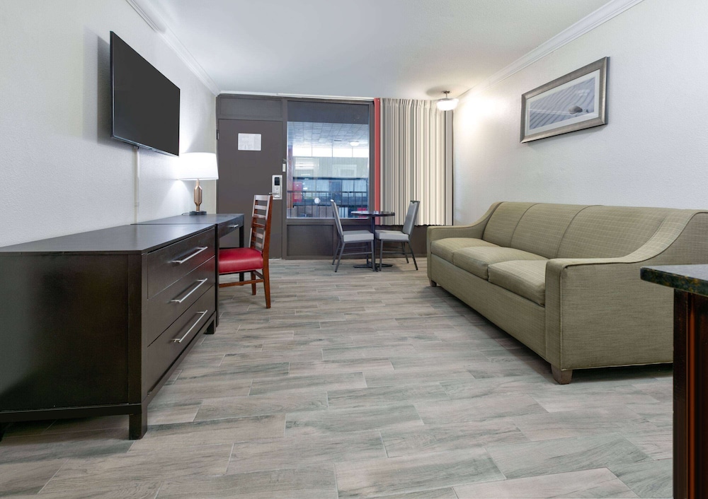 Suite, 1 King Bed, Non Smoking, Pool View (Interior) - Photo 2
