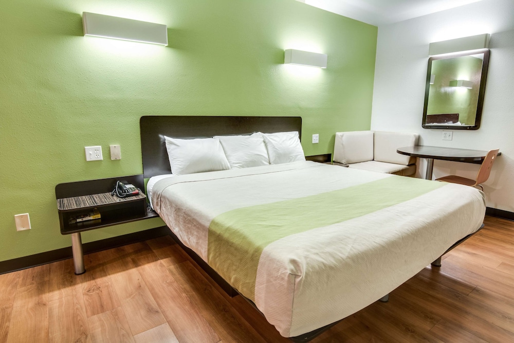 Deluxe Suite, 1 King Bed, Non Smoking, Hot Tub - Photo 6