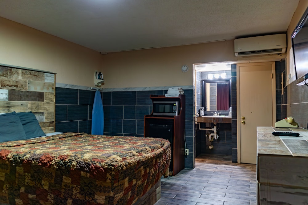 Basic Room, 1 King Bed photo 3