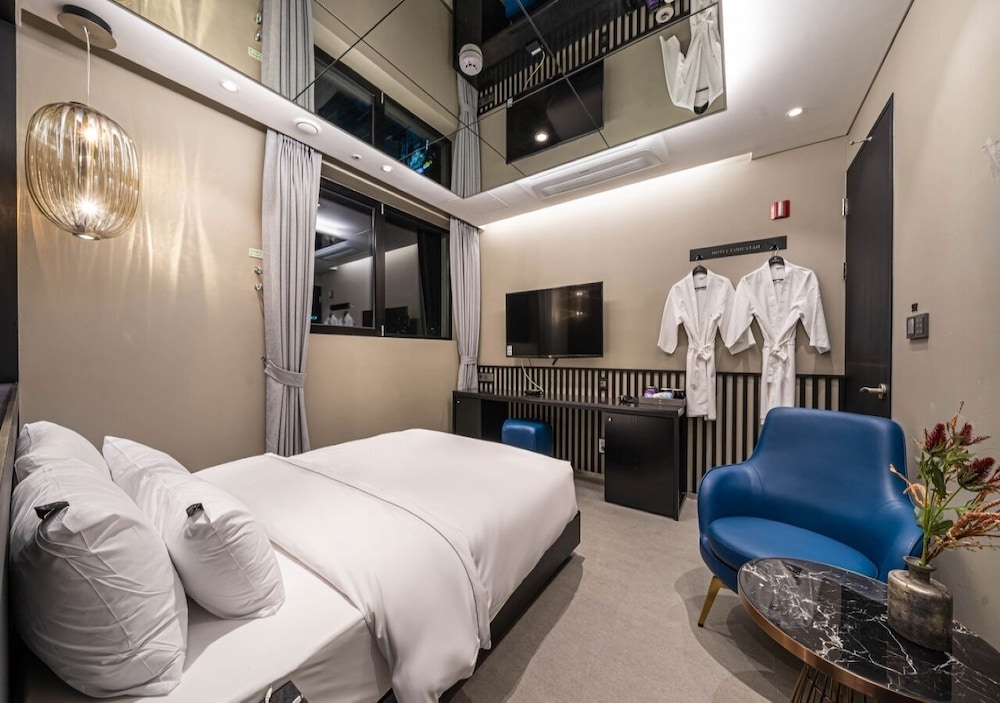 Deluxe Double Room (Netflix/ Youtube Available on TV) - Photo 21