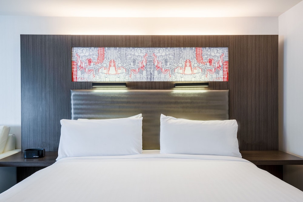Room, 1 King Bed (Mobility/Hearing Access, Roll-in Shwr) - Photo 3