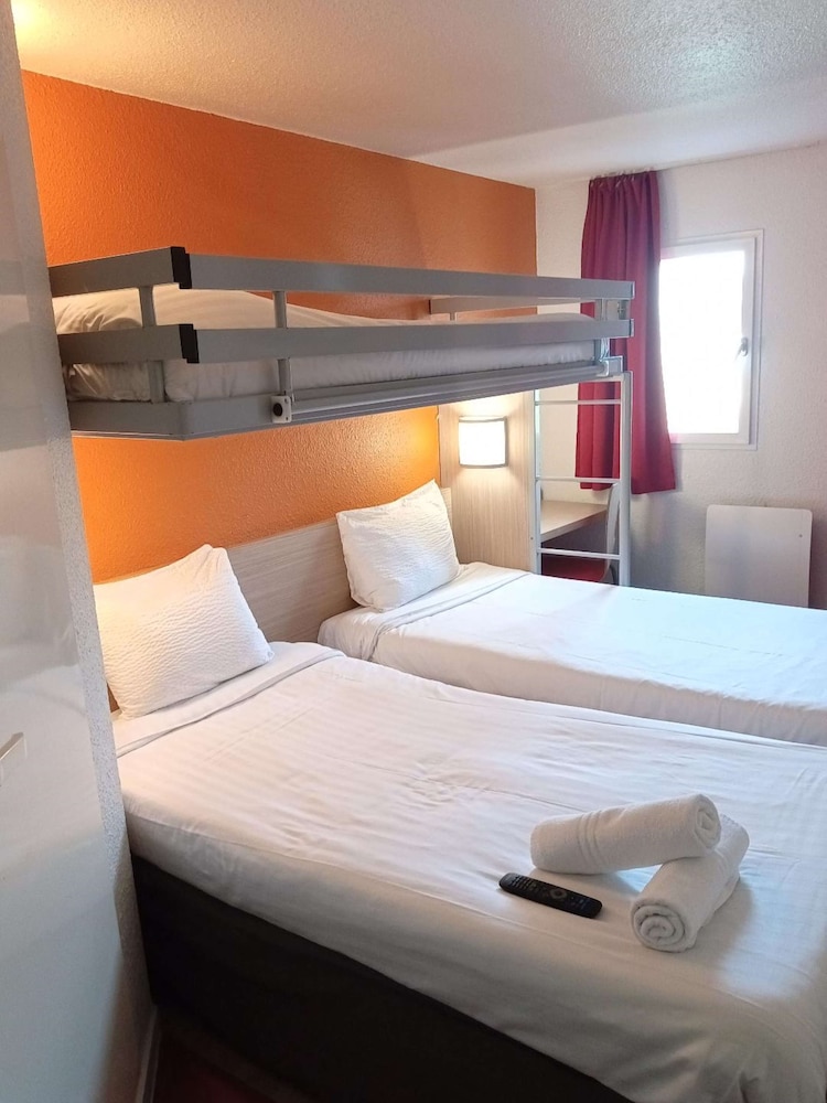 Standard Room, 3 Twin Beds - Photo 6