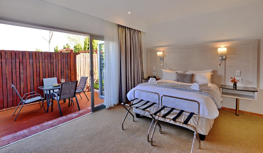 Superior Double or Twin Room, Patio, Pool View photo 3