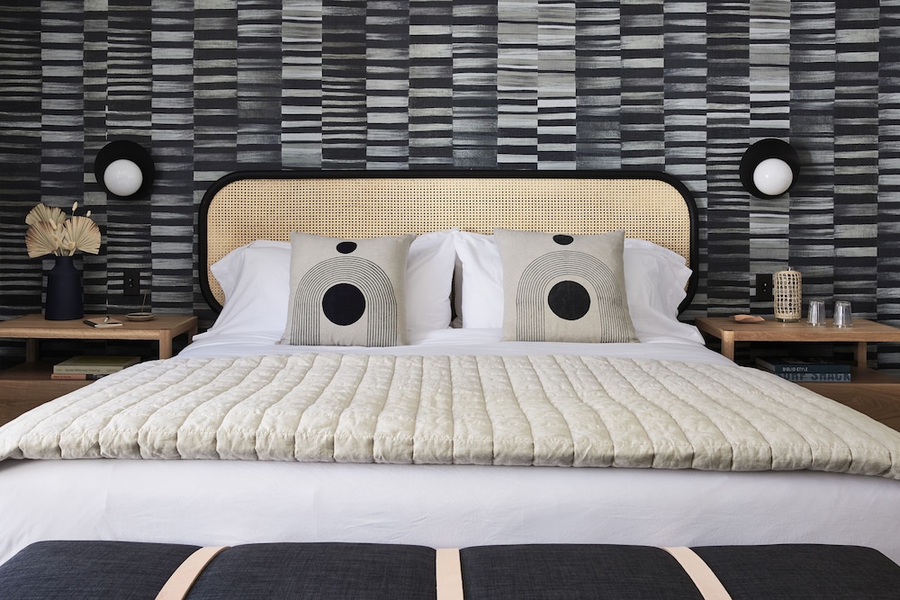 Premium Room, 1 King Bed, Fireplace photo 1