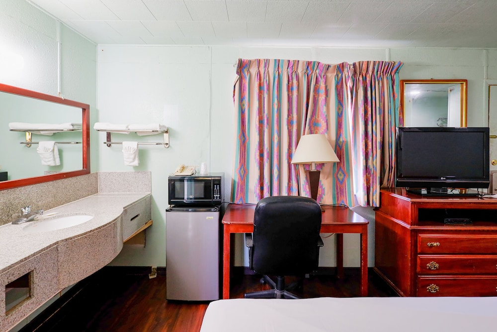 Room, 1 King Bed, Smoking photo 1