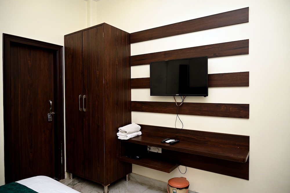Deluxe Double Room A/C - Photo 21