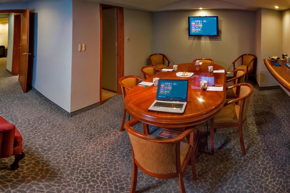 Suite, 1 Bedroom - Photo 2