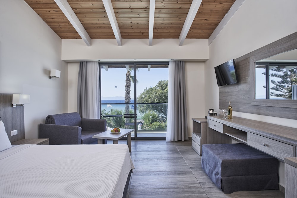 Deluxe Room Partial Sea View photo 1