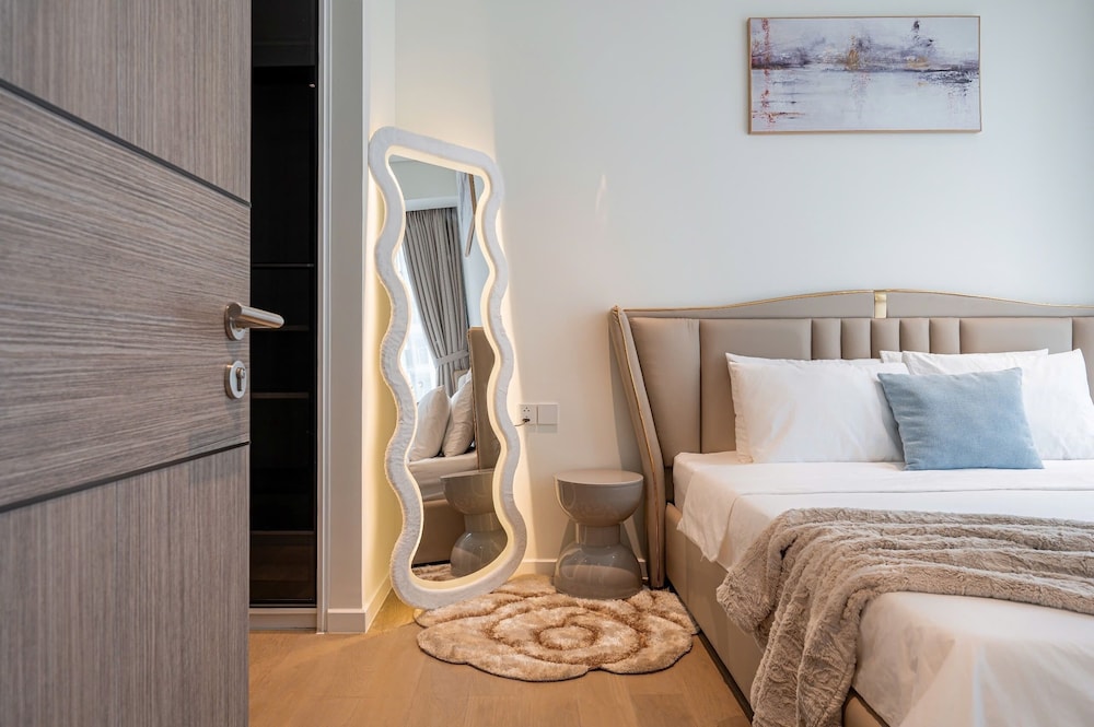 Deluxe Condo, 3 Bedrooms, Balcony, City View