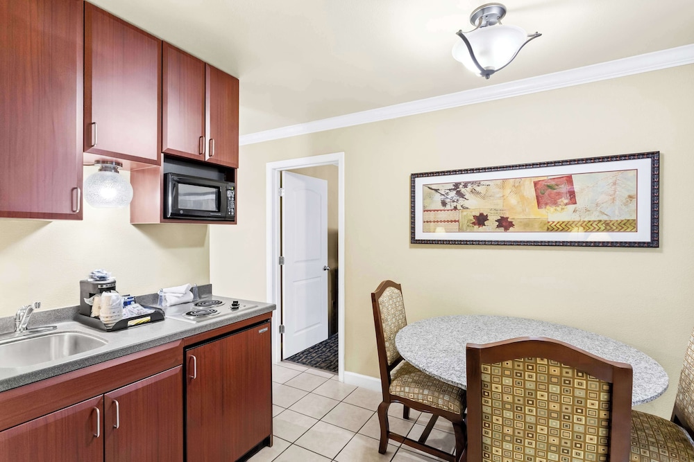 Suite, Multiple Beds, Non Smoking, Kitchenette (with Sofabed) photo 3