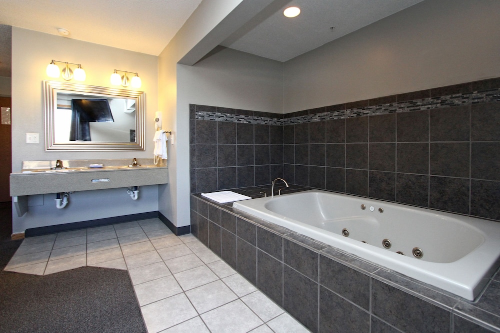 Suite, 1 King Bed, Jetted Tub - Photo 5