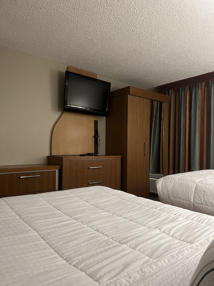 Room, 2 Double Beds, Non Smoking - Photo 6