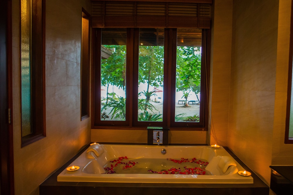 Beach Front  Villa - Photo 5