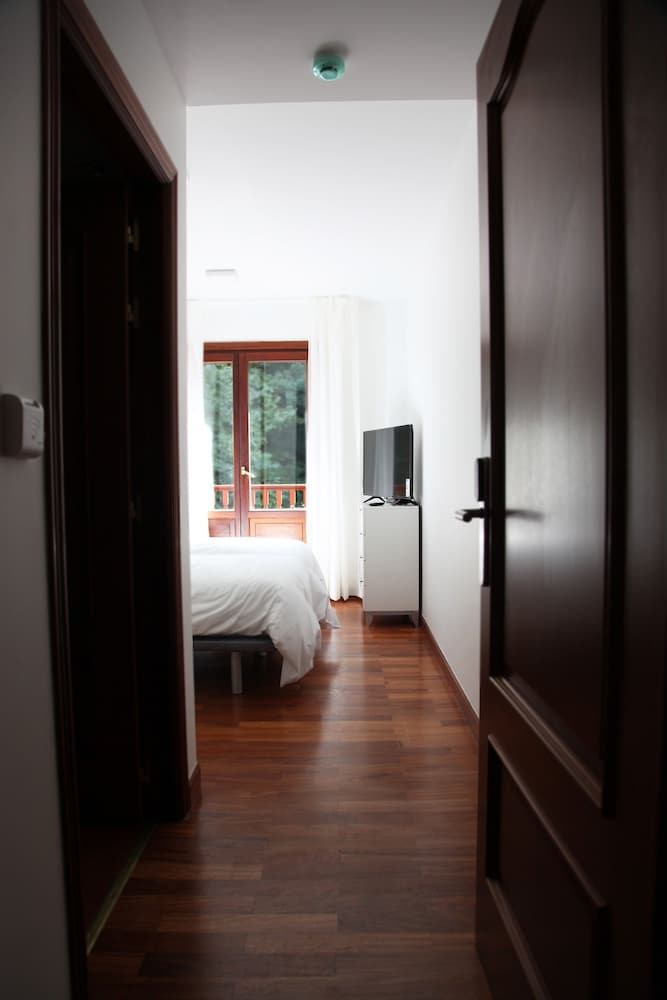 Superior Twin Room, Jetted Tub photo 3