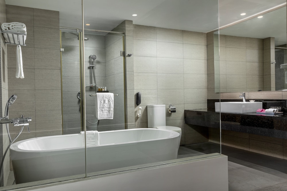 Premier Corner Suite - Photo 3