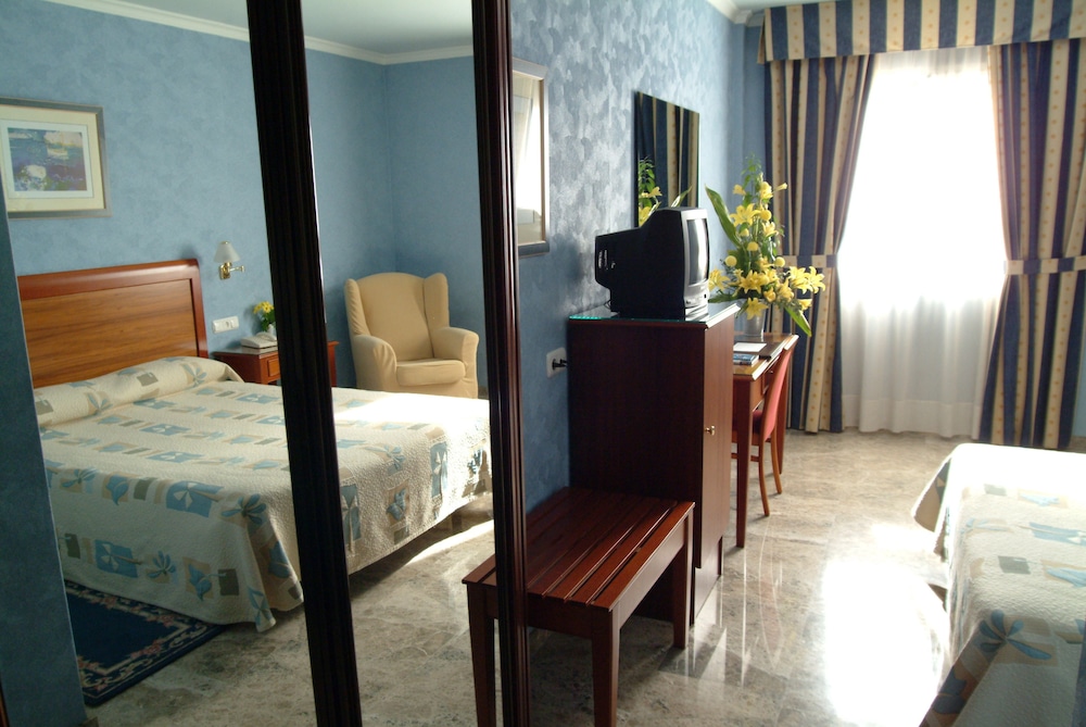Standard Double or Twin Room - Photo 2
