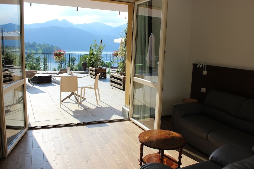 Grand Suite, Jetted Tub, Lake View photo 2