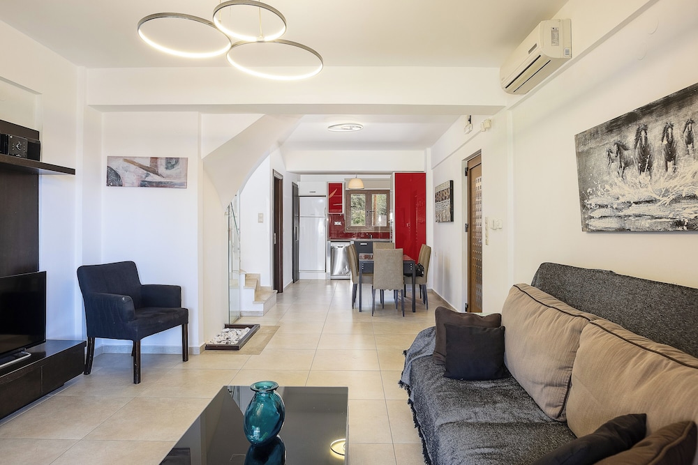 Four Bedroom Villa - Split Level photo 2
