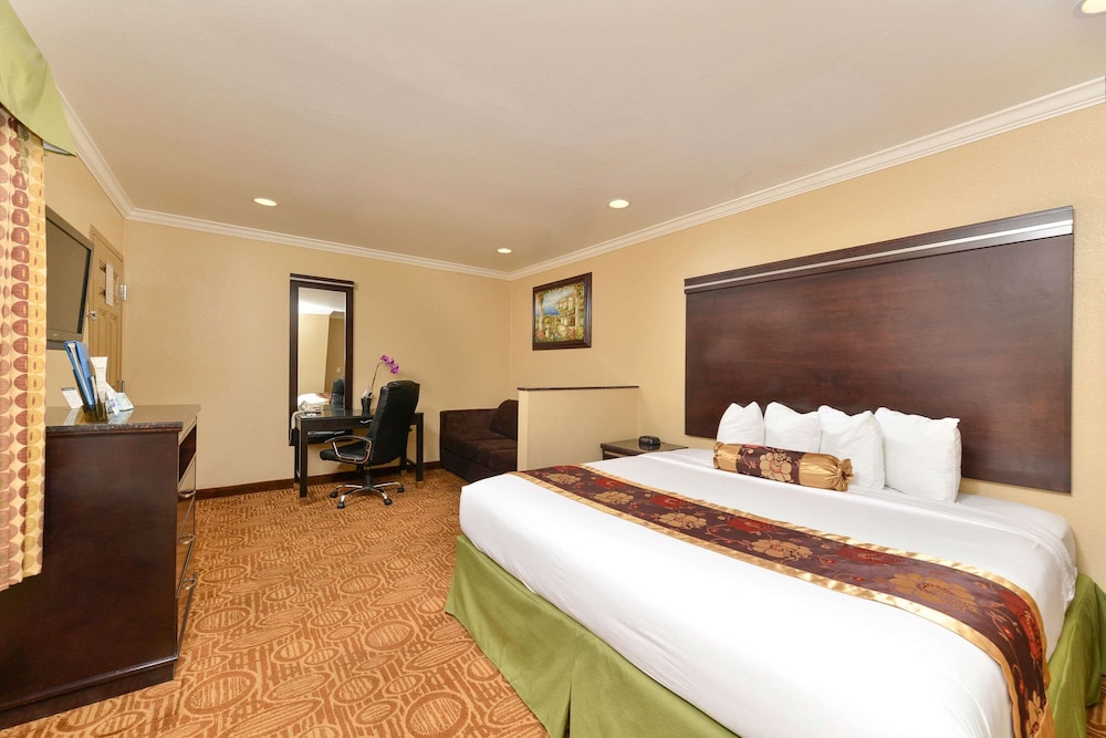 Suite, 1 King Bed with Sofa bed, Non Smoking