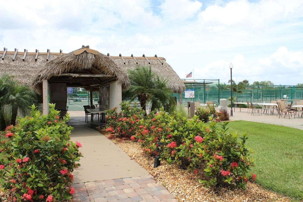 Condo (Beach & Tennis 1504) photo 3