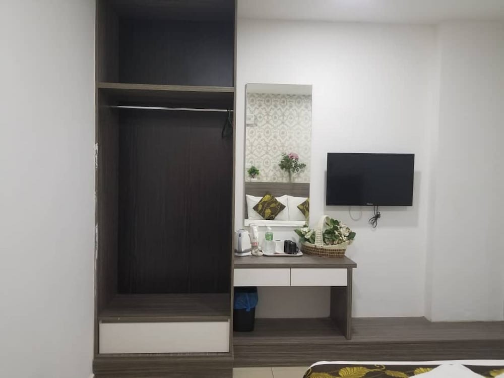 Deluxe Double Room, 1 Queen Bed, No Windows photo 2
