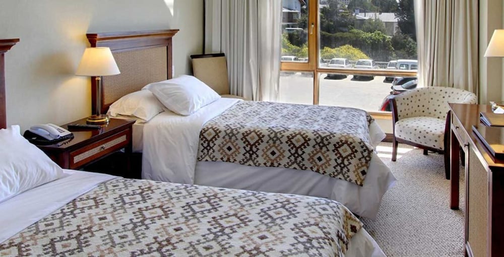 Standard Double Room, 2 Twin Beds, Partial Lake View