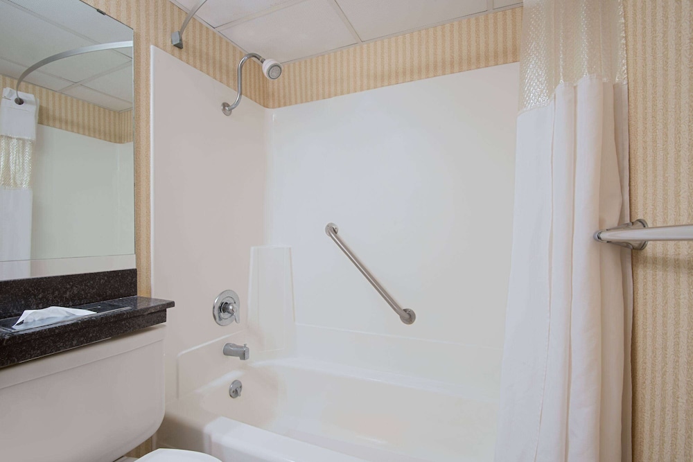 Room, 2 Queen Beds (Exterior, Pet Friendly) photo 2