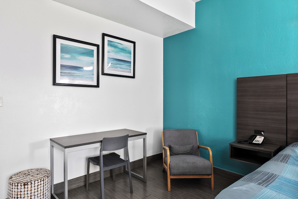 Suite, 2 Queen Beds, Non Smoking - Photo 4