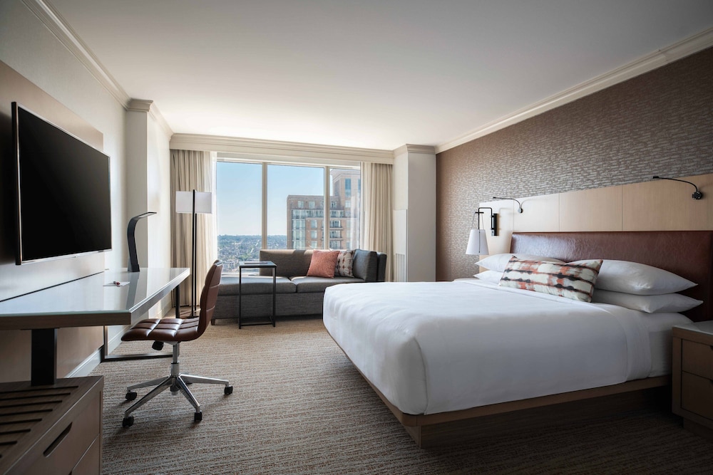 Room, 1 King Bed, Harbor View (Mobility Accessible, Tub) - Photo 1