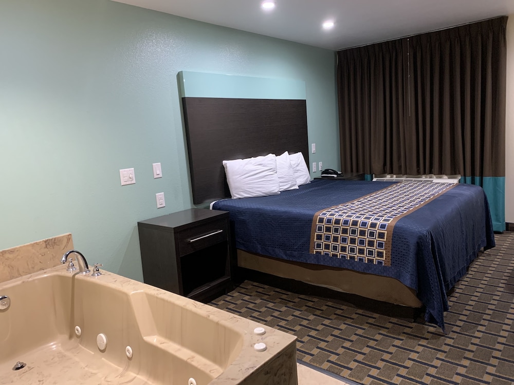 Room, 1 King Bed, Hot Tub Smoking photo 3