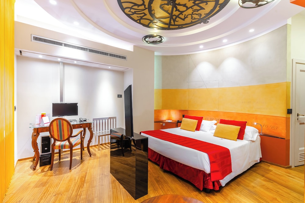 Deluxe Triple Room, 1 Queen Bed with Sofa bed photo 1