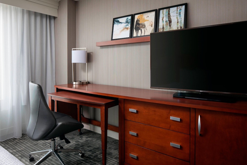 Room, 1 King Bed, Balcony (Hearing Accessible) - Photo 3