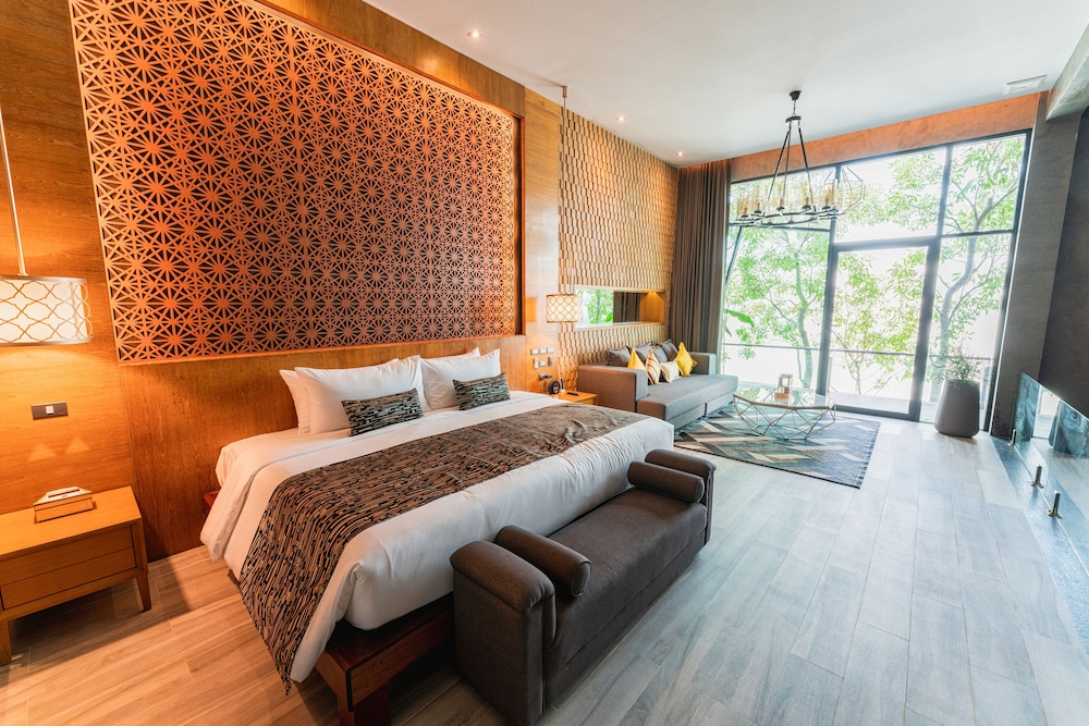Pet-Friendly Pool Villa - Photo 13