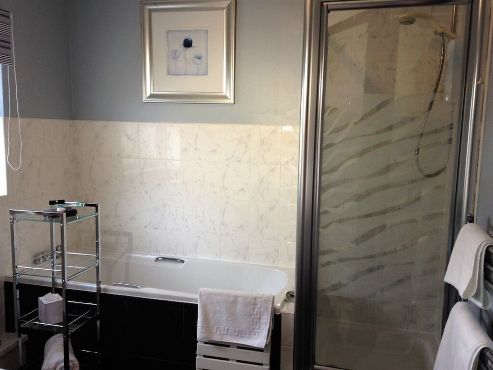 Twin Room, Ensuite (Large) photo 2
