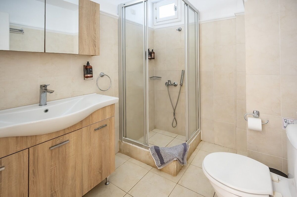 Room with sharing pool - Photo 2