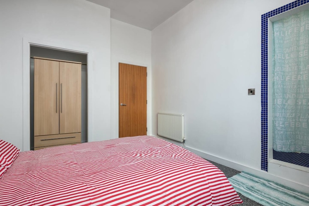 Apartment 33, 사진 2