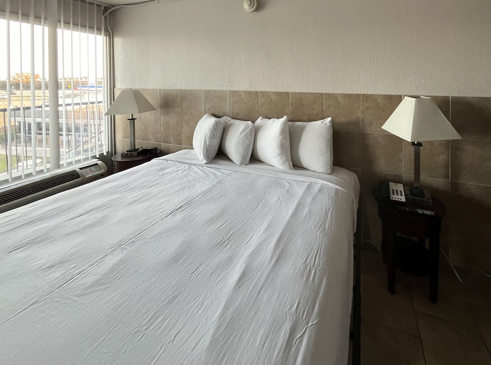 Standard Room, 1 King Bed, Accessible, Non Smoking photo 2
