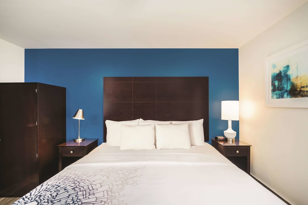 Room, 1 King Bed, Accessible, Bathtub - Photo 1