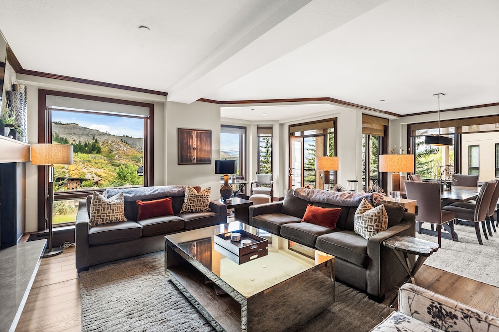 Deluxe Condo, 3 Bedrooms, Balcony, Mountain View (Chamonix 26) photo 1