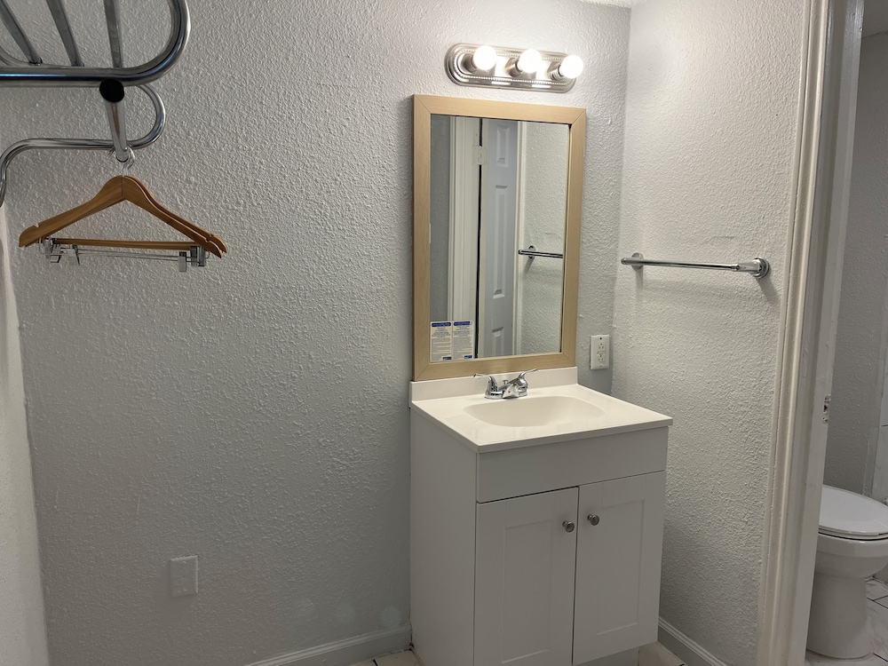 Deluxe Room, 1 King Bed, Smoking, Refrigerator & Microwave photo 3