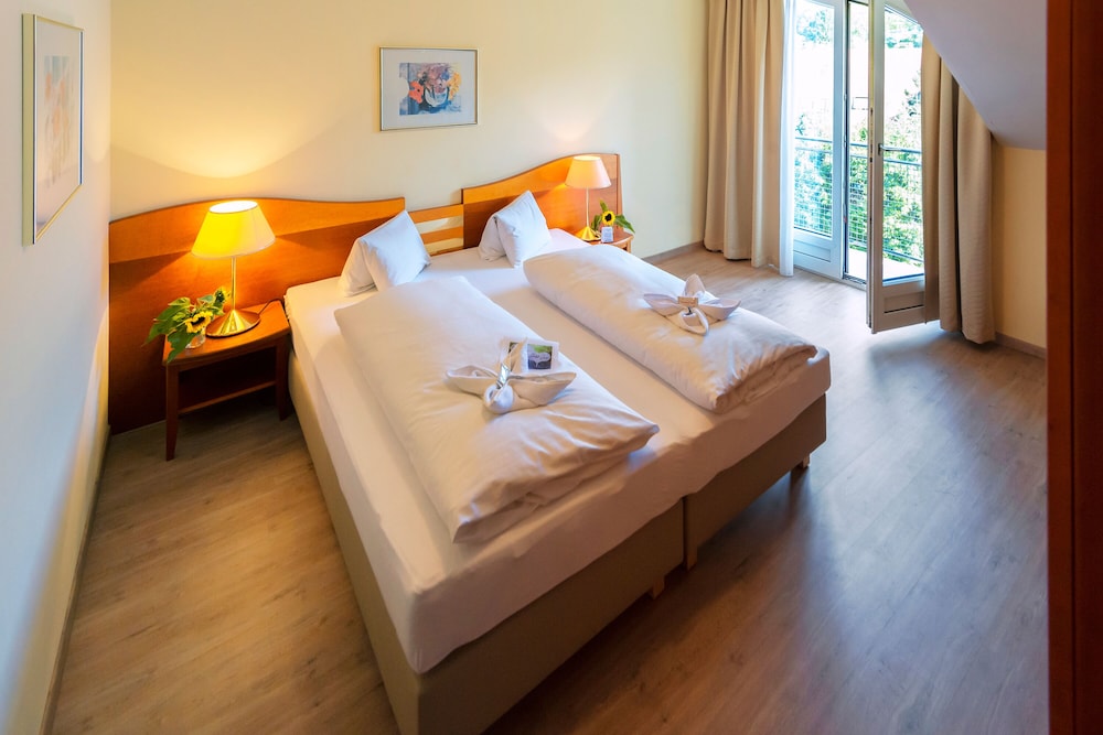 Comfort Double Room Single Use, 1 King Bed, Non Smoking, Balcony photo 2