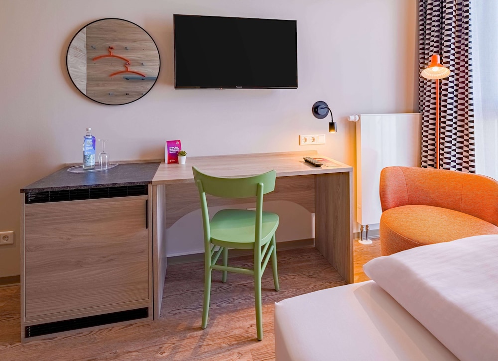 Deluxe Room, Multiple Beds - Photo 8