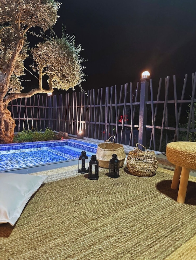 Premium Pool-Side room photo 2