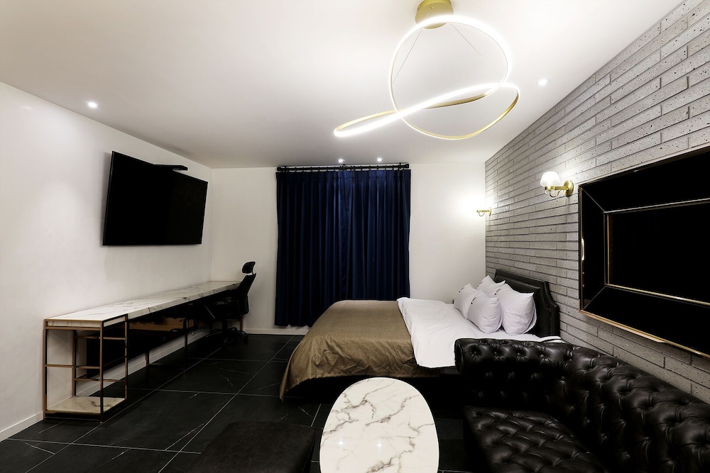 VIP Room - Photo 6