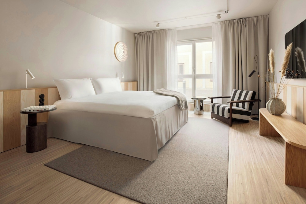 Club Suite, 1 King Bed, Courtyard View