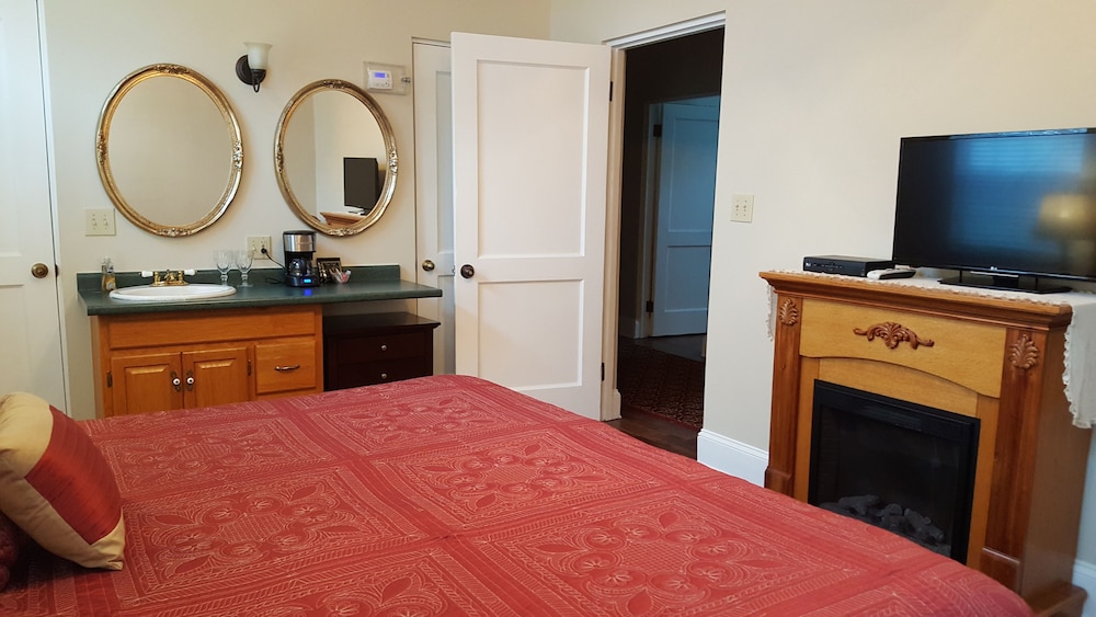 Classic Room, 1 King Bed, Fireplace photo 1